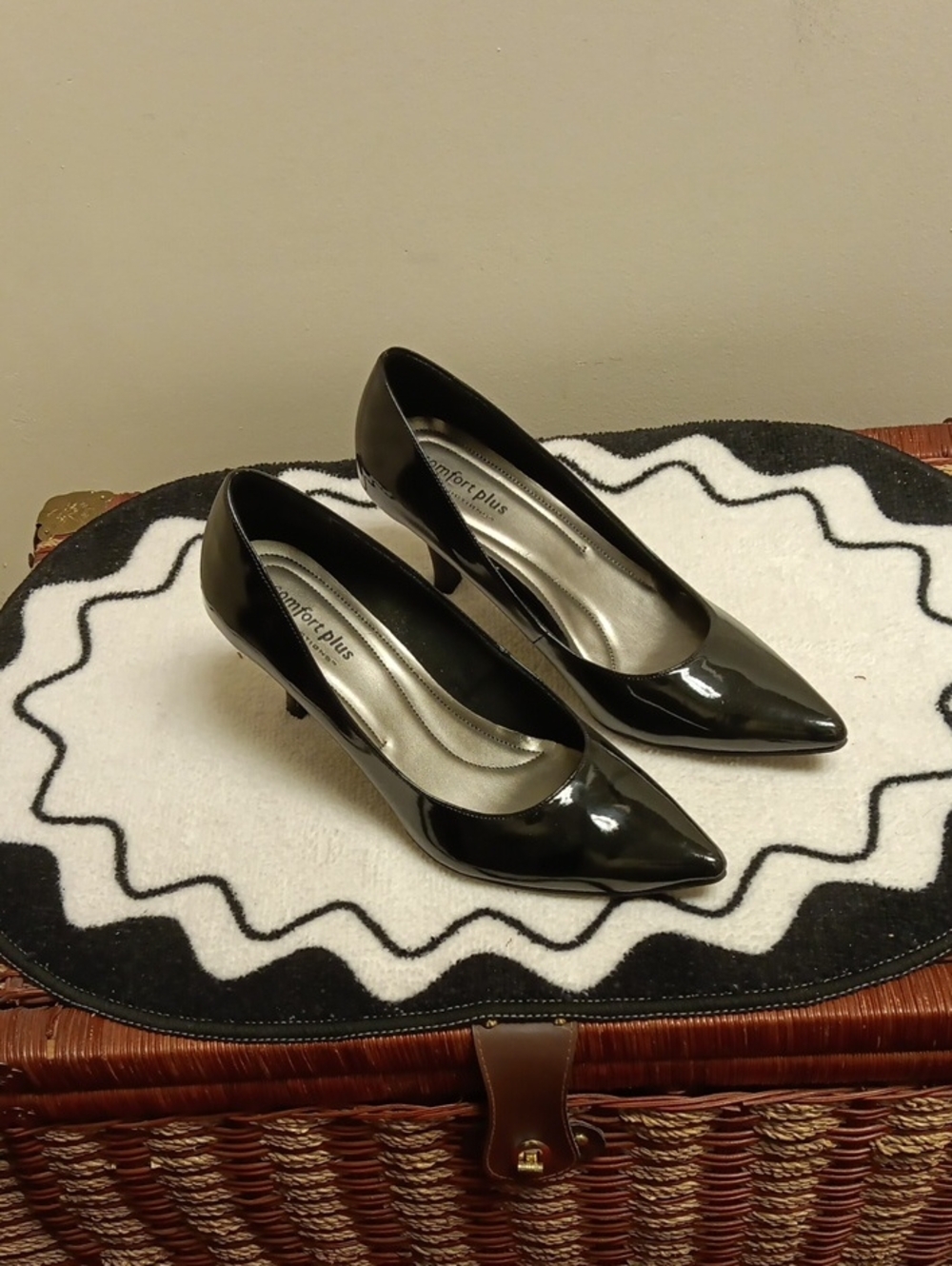 comfort plus by Predictions Black Patent Pointed Kitten Heels